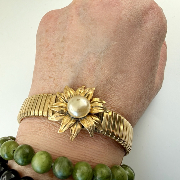 Vintage Coro Pegasus Bracelet Gold Tone Faux Pearl Flower Expandable 1950s - Picture 6 of 7
